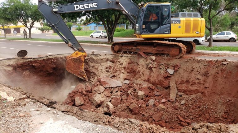 Equipes da Sisep (Secretaria Municipal de Infraestrutura e Serviços Públicos) estão trabalhando desde o início da tarde deste sábado (5) para recuperar um trecho de 30 metros da tubulação na Avenida Interlagos