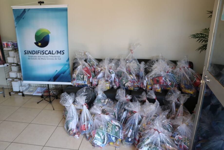 Departamento Social Sindifiscal Solidário organizou e realizou na data de hoje, 18, um total de 70 kits de Natal na sede da Associação dos Amigos das Crianças com Câncer (AACC/MS)