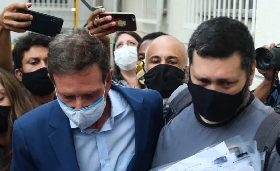 O prefeito Marcelo Crivella sendo preso