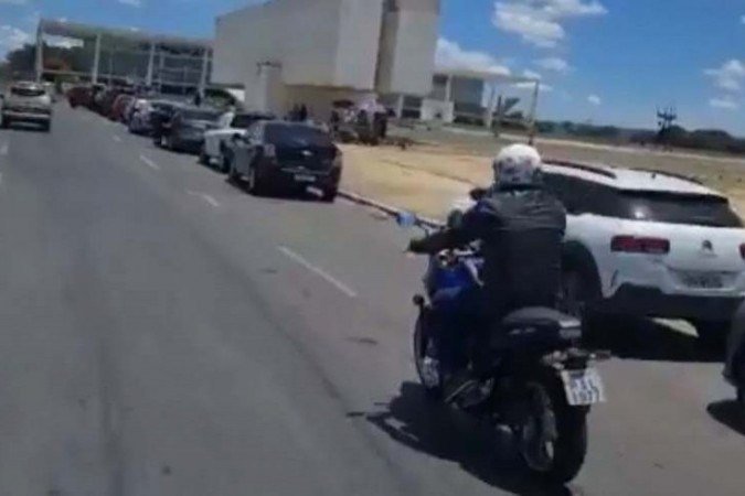Jair Bolsonaro andando de moto