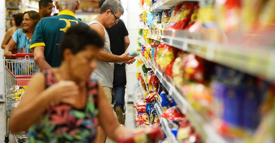 A maior contribuição (0,59 p.p.) veio de Alimentação e bebidas, que registrou alta de 2,70% (ante os 2,74% de novembro)
