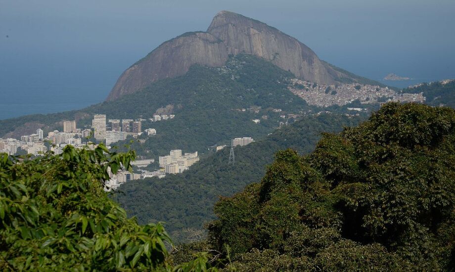 Morro Dois Irmãos, no Rio, se transforma em tela de cinema até domingo