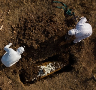 Com infecções em alta, Brasil chega a 200 mil mortos