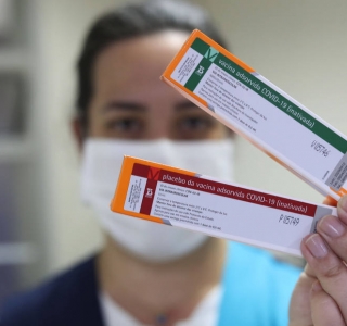 Bolsonaro anuncia liberação de 5.400 litros de insumos para produção da Coronavac