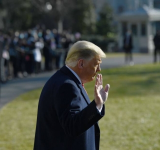 O presidente Donald Trump acena para apoiadores na Casa Branca