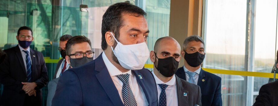 Governador em Exercício Claudio Castro, em 2020 quando apresentou uma documentação defendendo o Regime de Recuperação Fiscal