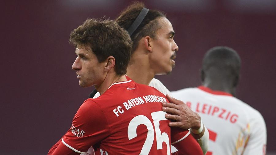 Thomas Muller abraça Yussuf Poulsen, do RB Leipzig. Meia-atacante do Bayern marcou dois gols no empate