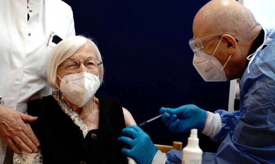 A Sociedade Brasileira de Reumatologia (SBR) lançou um guia com orientações sobre a vacinação contra a covid-19 em pacientes com doenças reumáticas autoimunes