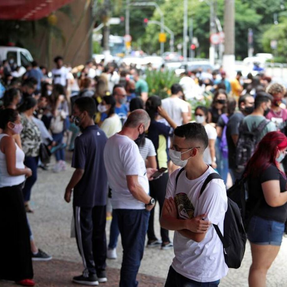 Estudantes aguardam horário do exame em frente a um dos locais de prova em São Paulo