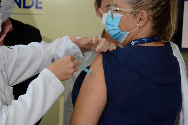 Vacina contra a Covid e contra Influenza devem ser aplicadas com intervalo de tempo