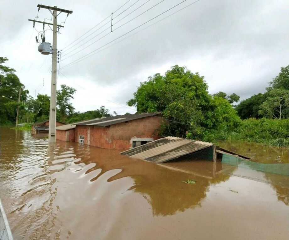 Muitas casas foram alagadas