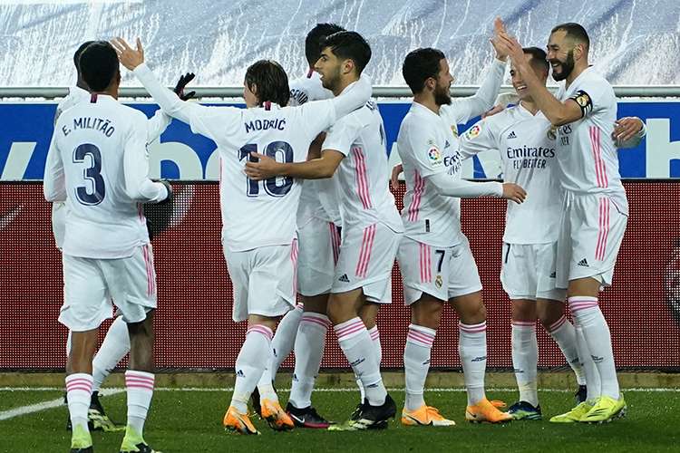 Jogadores do Real Madrid comemoram vitória sobre o Alavés