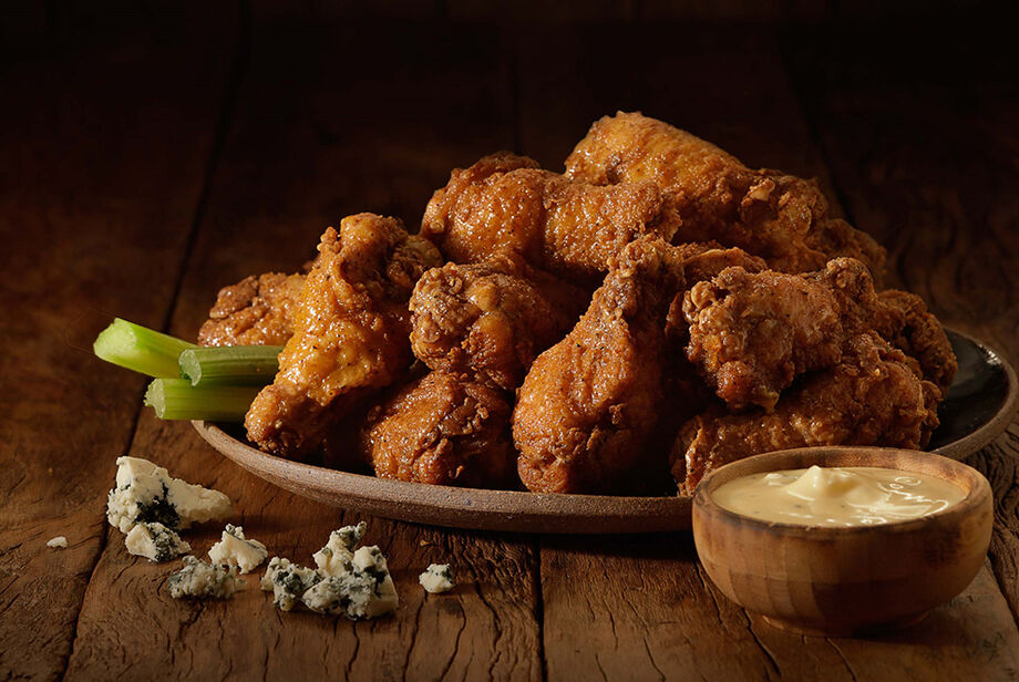 na compra das Super Wings (15 sobreasas de frango empanadas servidas com aipo e molho blue cheese) pelo preço especial de R$ 68,50, o consumidor ainda ganha 1 litro do icônico Chopp Brahma