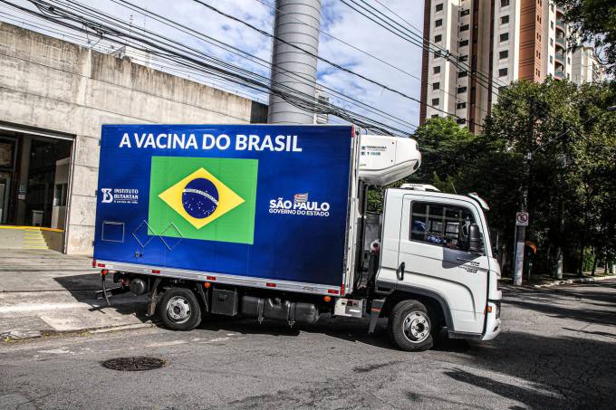 Coronavac: após a chegada dos imunizantes às capitais a distribuição passa a ser feita por cada Estado, com apoio do Ministério da Defesa