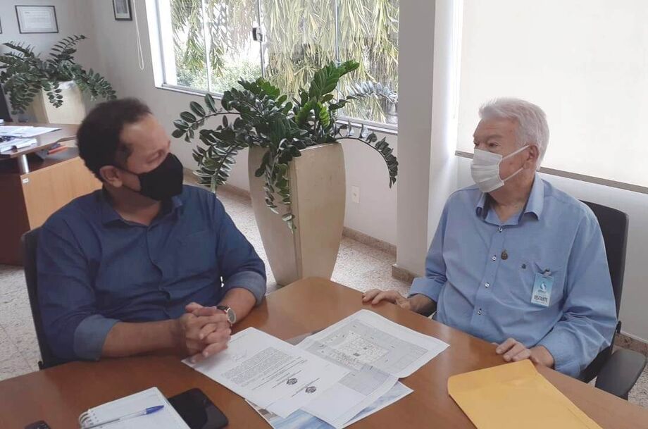 O Prefeito Municipal de Rio Verde de MT, José de Oliveira Santos, com o diretor presidente da Sanesul