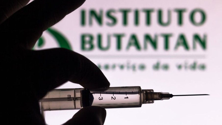 Período de teste da vacina deve terminar 2026. Instituto busca aprovação para uso em ampla faixa etária.