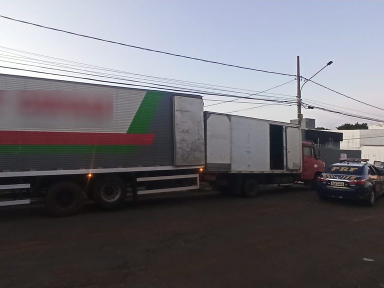 No interior do baú do veículo foram localizados cerca de 48 mil maços de cigarros