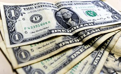 Dólar tem maior queda diária desde junho com realização de ganhos e fluxo