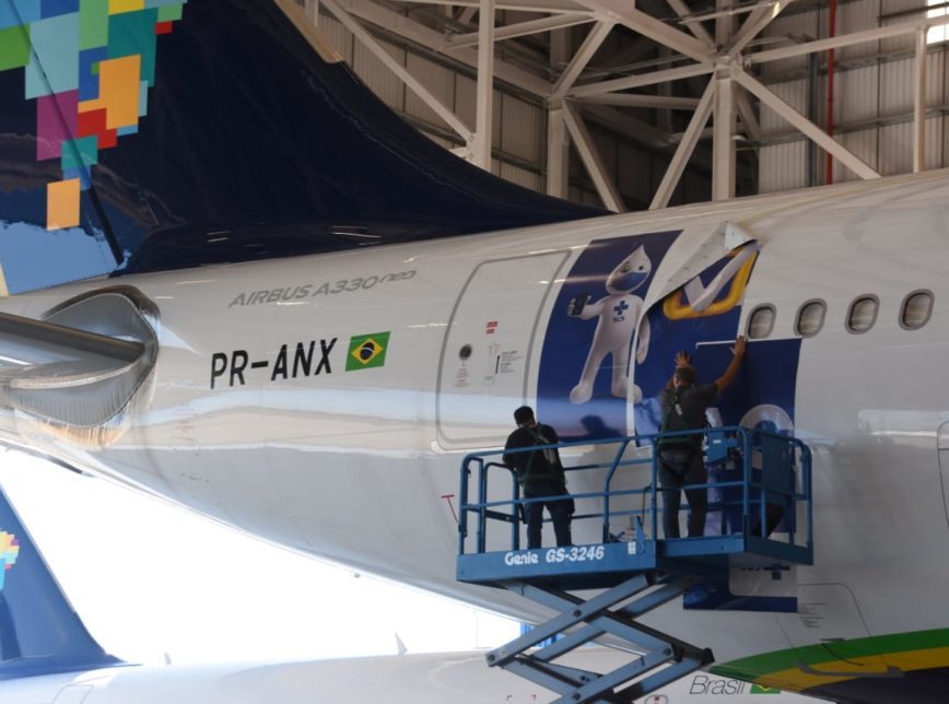 Primeiramente a Aeronave da Azul adesivada seria utilizada para importar as doses da vacina na Índia