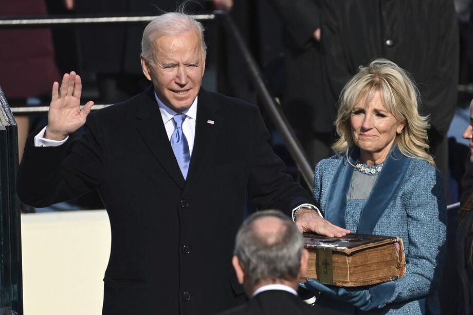 Presidente Joe Biden faz o juramento ao tomar posse nos EUA em 20 de janeiro de 2021