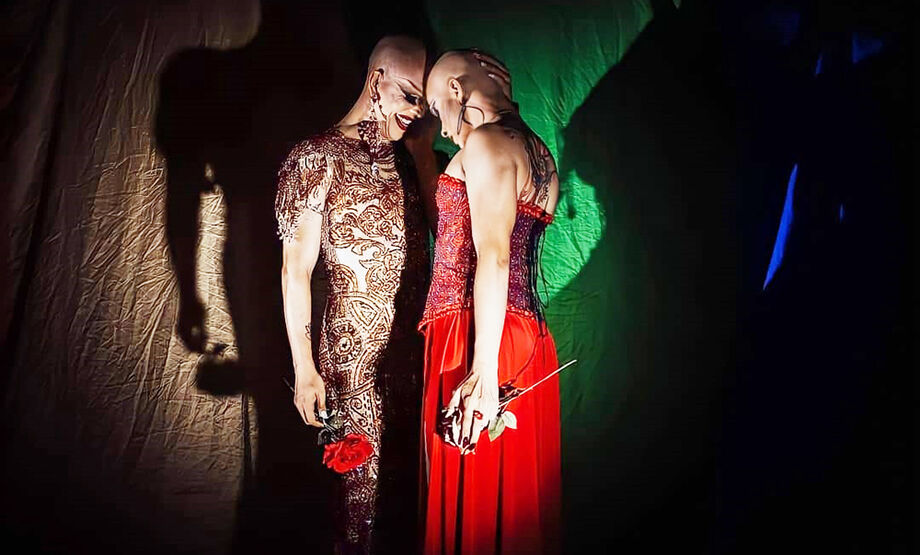 Inspirada na androginia e nas muitas drag queens da época, em 2008 Apollo Black surgiu como um sopro de liberdade e expressão artística de Eder Henrique Coenga