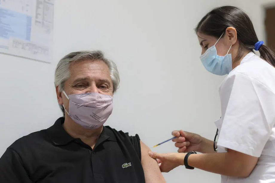 Presidente argentino Alberto Fernández recebe a primeira dose da vacina russa Sputnik V