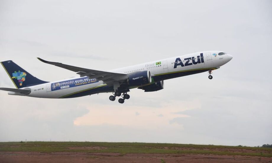 Avião A330neo, da companhia Azul, que estava no pátio do aeroporto de Recife (PE) de onde iria para a Índia