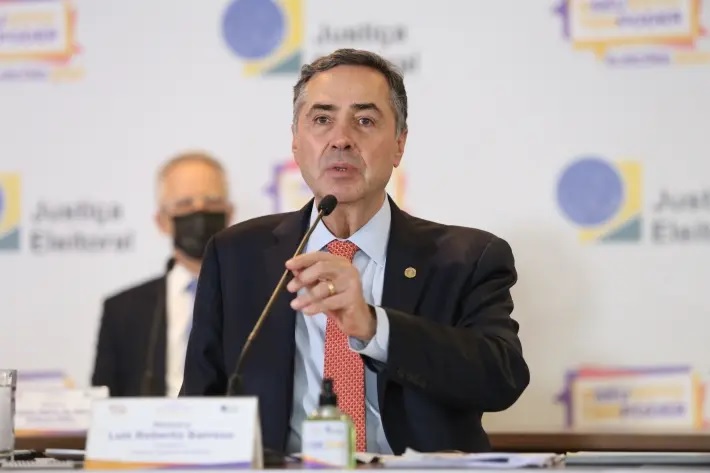 O ministro Luis Roberto Barroso, do Tribunal Superior Eleitoral, durante coletiva de imprensa após a apuração das urnas do segundo turno das eleições 2020.