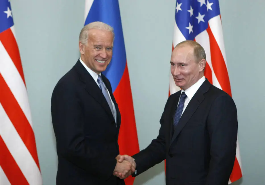Em imagem de março de 2011, o então vice-presidente americano, Joe Biden (E), cumprimenta Vladimir Putin durante visita a Moscou