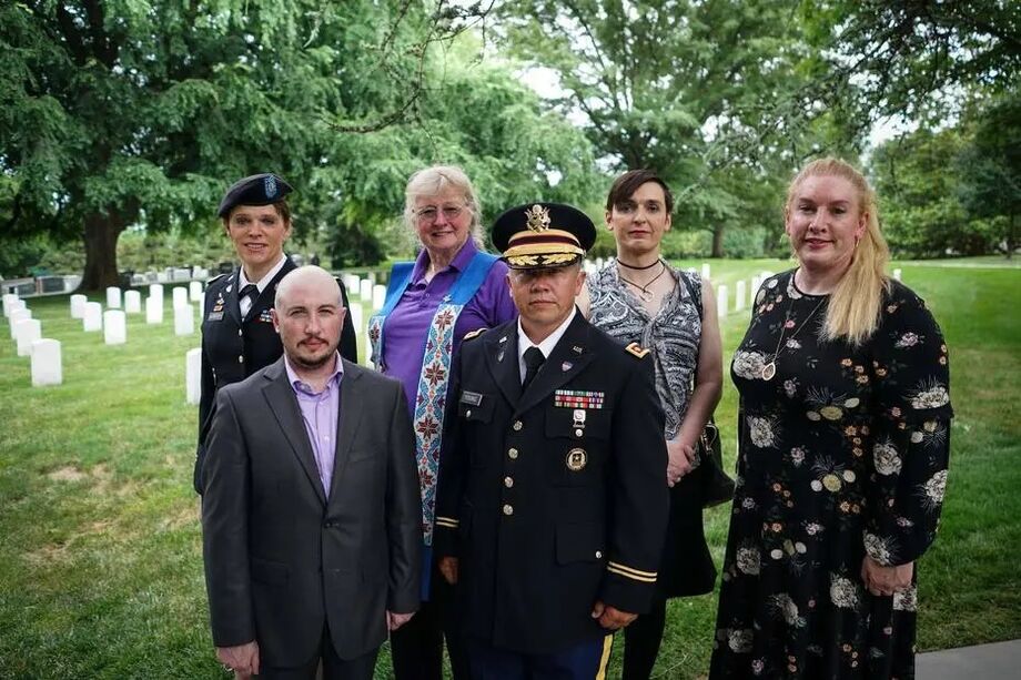 Militares transgêneros da ativa e reformados em solenidade no Cemitério Nacional de Arlington