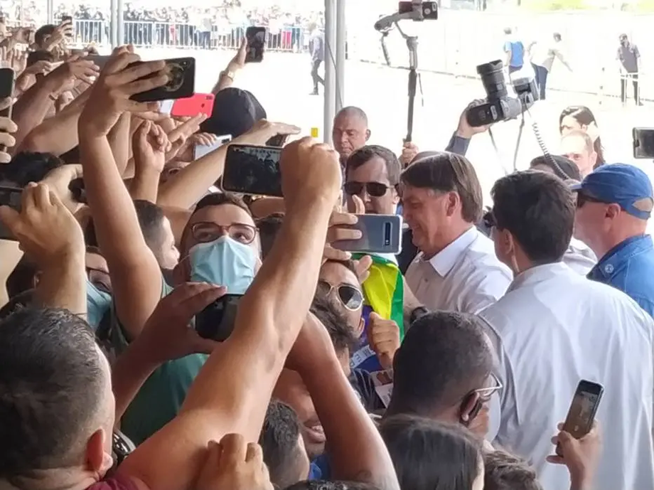 Ao participar de inauguração de obras na região Nordeste, Bolsonaro causa aglomeração