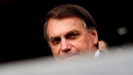 O presidente Jair Bolsonaro disse na tarde desta segunda-feira, 25, que a Embaixada da China informou o governo federal nesta manhã que o envio dos insumos necessários para a produção do próximo lote de doses da Coronavac