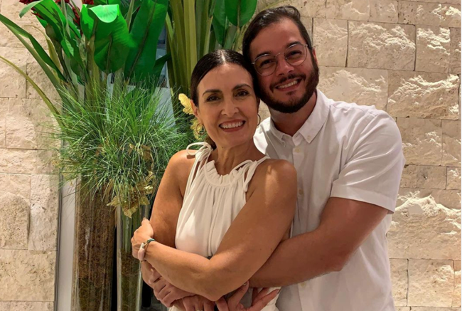 Na foto, Fátima Bernardes aparece abraçada ao namorado Túlio Gadêlha, que comentou a publicação: Toda linda ela