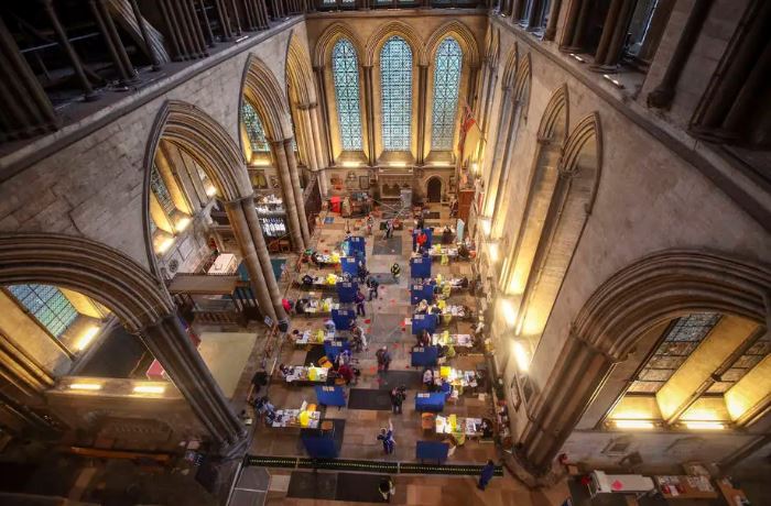 NHS inaugura centro de vacinação em massa na Catedral de Salisbury, onde as vacinações são feitas acompanhadas de música tocada no órgão da igreja