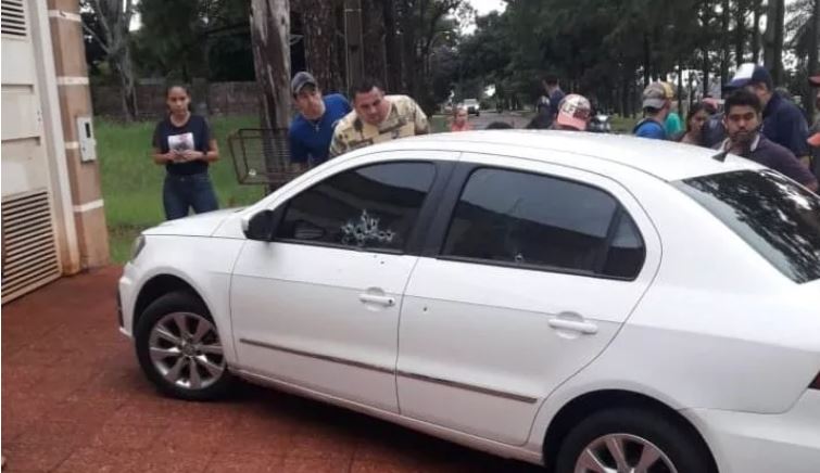 Ele foi atacado pelos pistoleiros e mesmo estando com uma pistola não se sabe se ele chegou a reagir