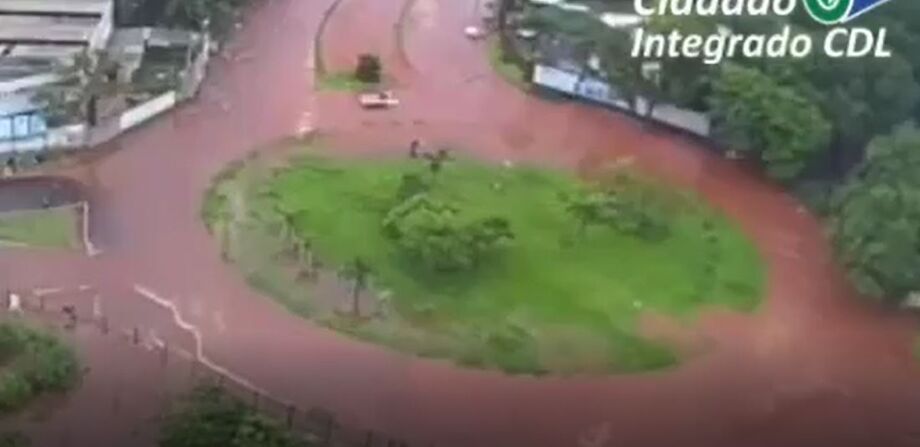 Rotatória ficou alagada