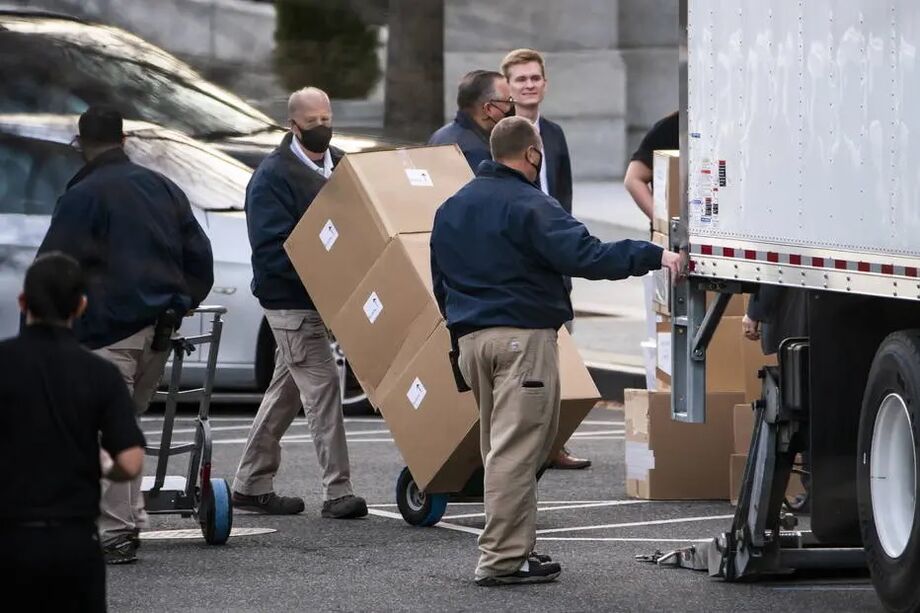 Trabalhadores removem caixas de mudança do Escritório Executivo Eisenhower, onde trabalha Ivanka Trump