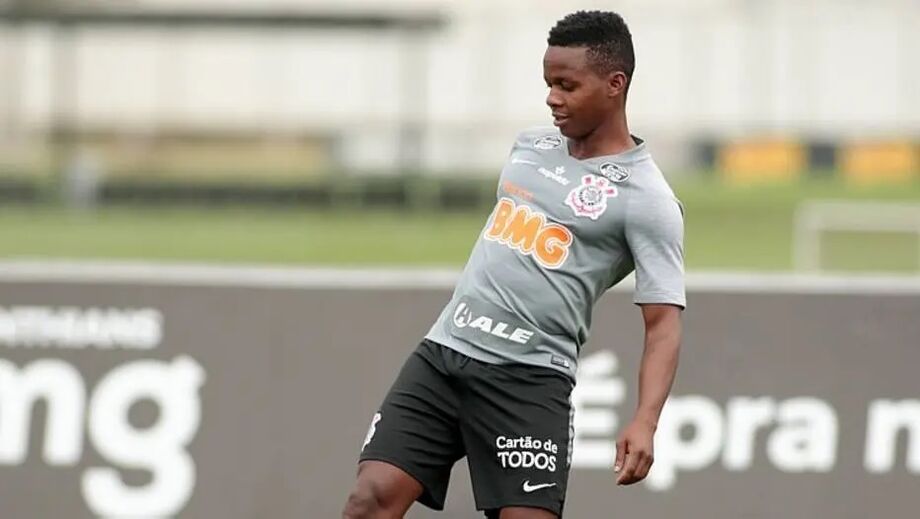 Cazares durante treino do Corinthians