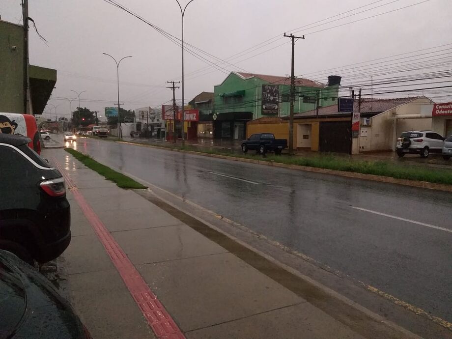 À tarde desta quarta-feira (27) com muita chuva e fortes ventos em Campo Grande
