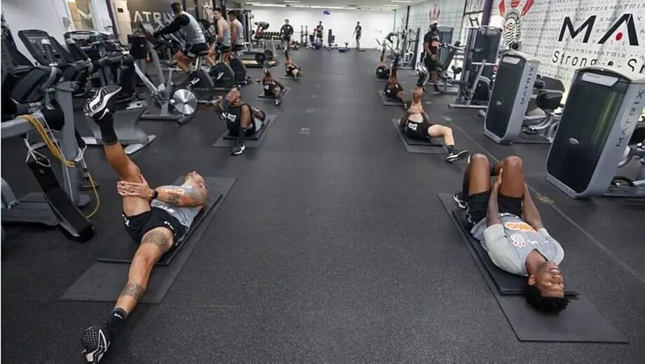 Jogadores fizeram exercícios na academia na parte interna do CT Joaquim Grava
