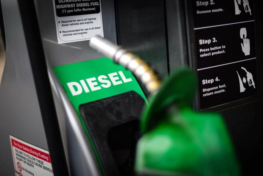 O Comitê RenovaBio, liderado pelo Ministério de Minas e Energia (MME), está discutindo a comercialização e consumo do diesel verde, que é produzido a partir de insumos renováveis.