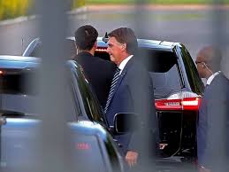 Bolsonaro no Alvorada; para aliados, presidente precisa mostrar todas as ações do governo de combate à covid