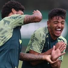 Luiz Adriano e Gabriel Menino brincam durante treino do Palmeiras