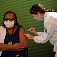 A enfermeira Mônica Calazans recebe a primeira dose de Coronavac no Brasil