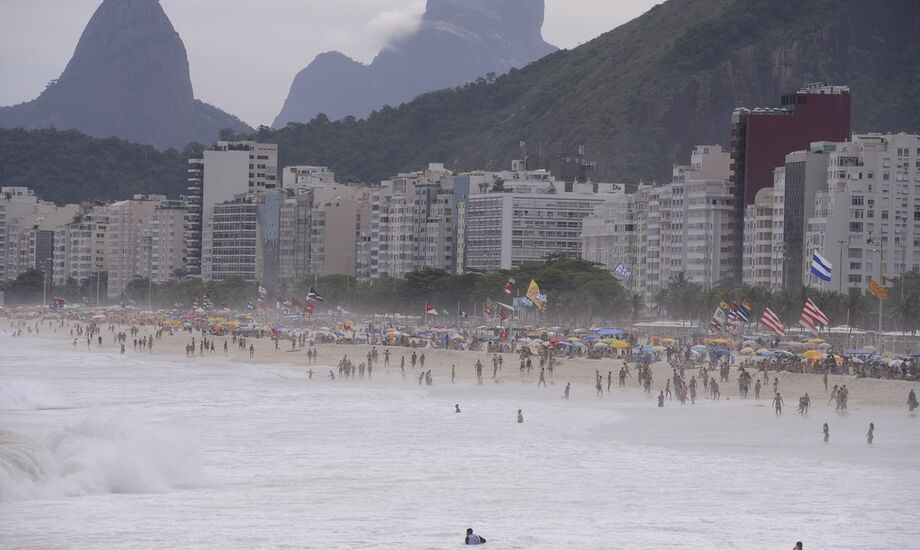 Praia com aglomeração no calor do Rio de Janeiro