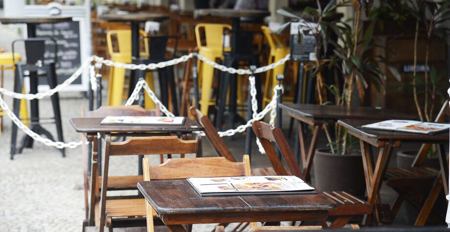 Bares e restaurantes podem operar sem restrição de horário, mas com limite da capacidade