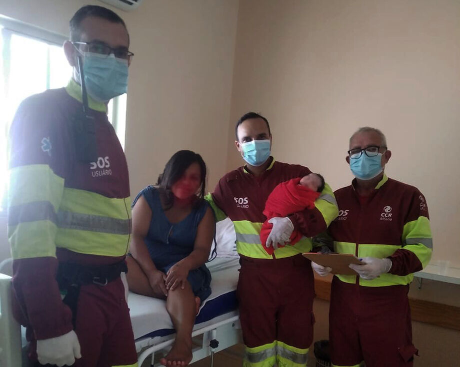 A mãe e a criança passam bem