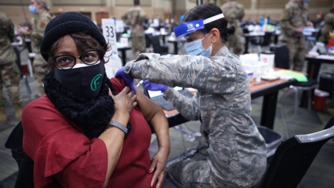 Membro da Guarda Nacional administra vacina contra Covid-19 em centro de vacinação em massa em centro de convenções em Tinley Park, Illinois, EUA, 26 de janeiro
