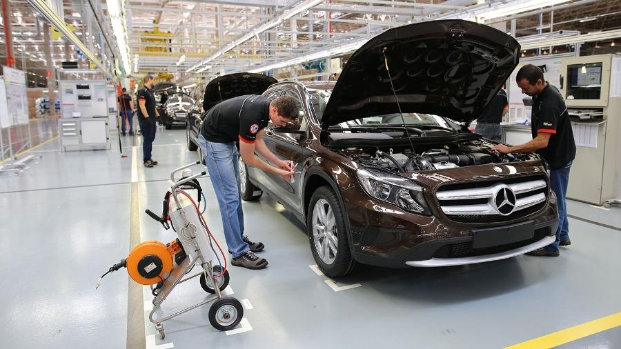 Linha de montagem da Mercedes-Benz em Iracemápolis (SP); empresa fechou fábrica no fim do ano passado