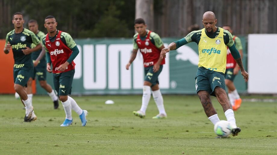 Felipe Melo em ação no treino deste sábado, na Academia de Futebol